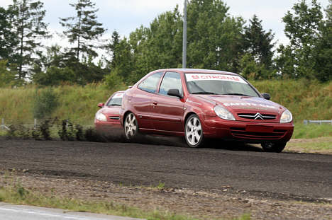 Ring Djurslands nye rallycrossbane veksler mellem dele af den traditionelle asfaltbane og så de udfordrende løse underlag, som består af knust asfalt.